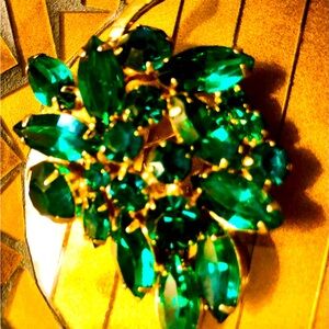 Vintage  Green Gemstone Leaf Brooch in Excelkent Condition.